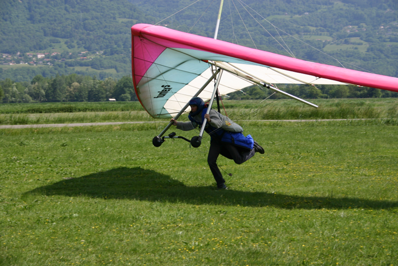 800px-Finsterwalder_Funfex_hang_glider_landing.png