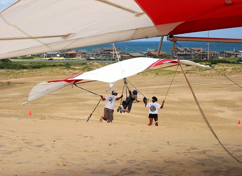 800px-My_Wife_is_Airborne_at_Jockey's_Ridge_-_panoramio.jpg