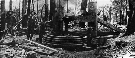 Horizontal_bull_wheel_at_the_top_of_the_gravity_operated_incline_of_BAT_Co's_tramway_near_Woolgoolga,_1908_(Neal_Yates_collection).png