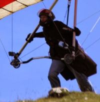 WingFlyingYetFeetStillTouchingDowntubeGraspLaunching.JPG