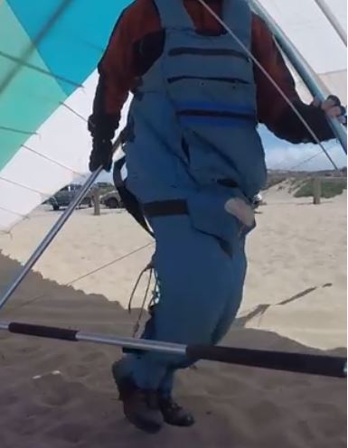 WalkingLaterallyWingJustAfterLandingNoseToWind.JPG