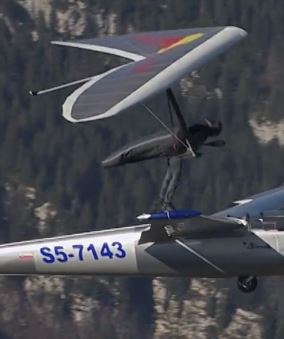 TCFpositionedwhileHGpilottouchssailplanewing.JPG